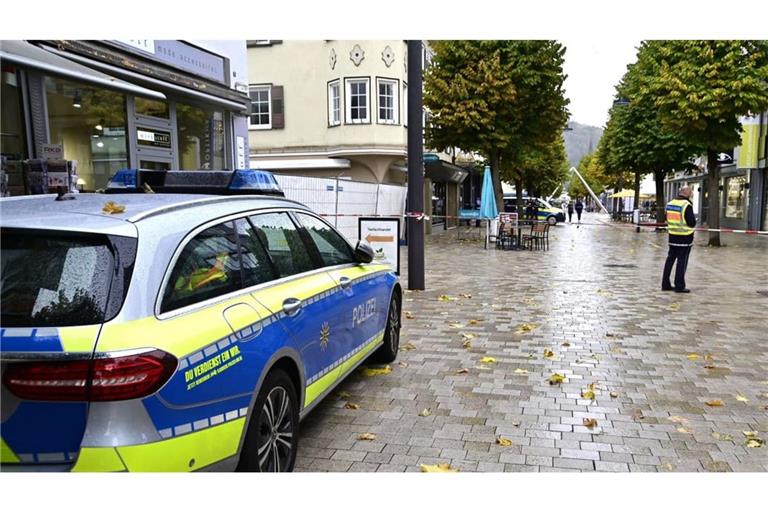 Schusswechsel in Tuttlingen: Einsatzkräfte der Polizei stehen vor einem abgesperrten Bereich zu einem Schusswechsel nahe dem Rathaus.