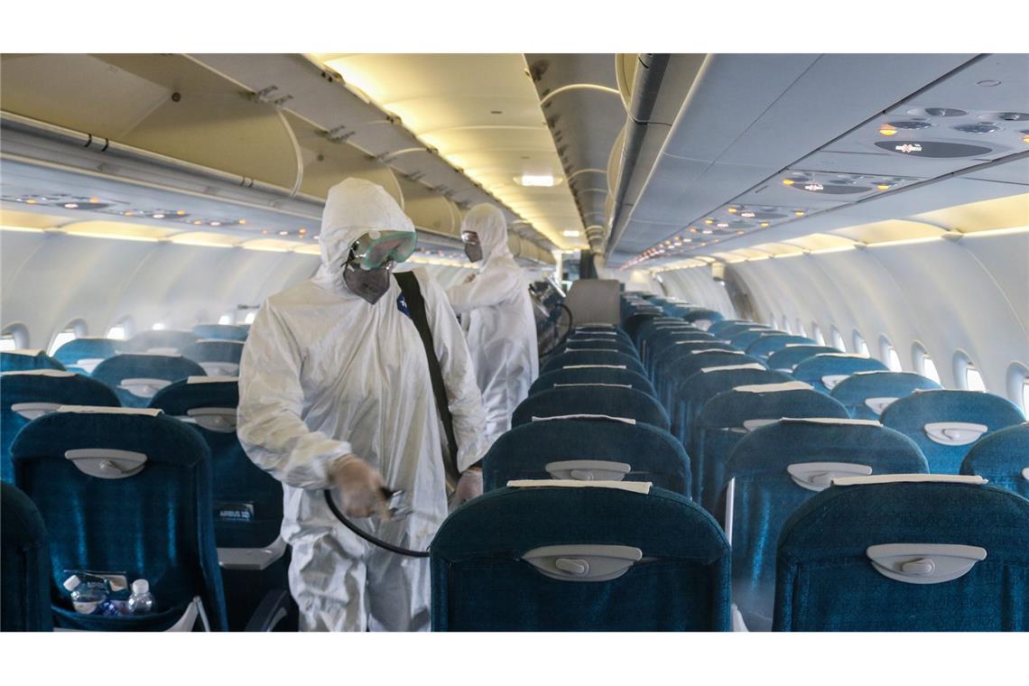 Dicke Luft im Flieger: Das Pups-Problem Schutzanzüge sind wegen des Pups-Problems im Flugzeug nicht nötig - das war bei Desinfektionen während der Coronazeit der Fall. (Archivbild)