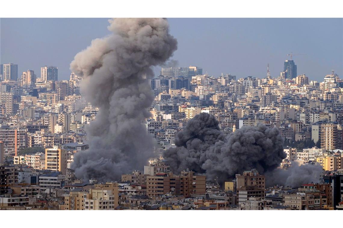 Bilder des Tages Schwaden aus Asche und Rauch sind nach israelischen Luftangriffen über Dahieh zu sehen, einem südlichen Vorort der libanesischen Hauptstadt.
