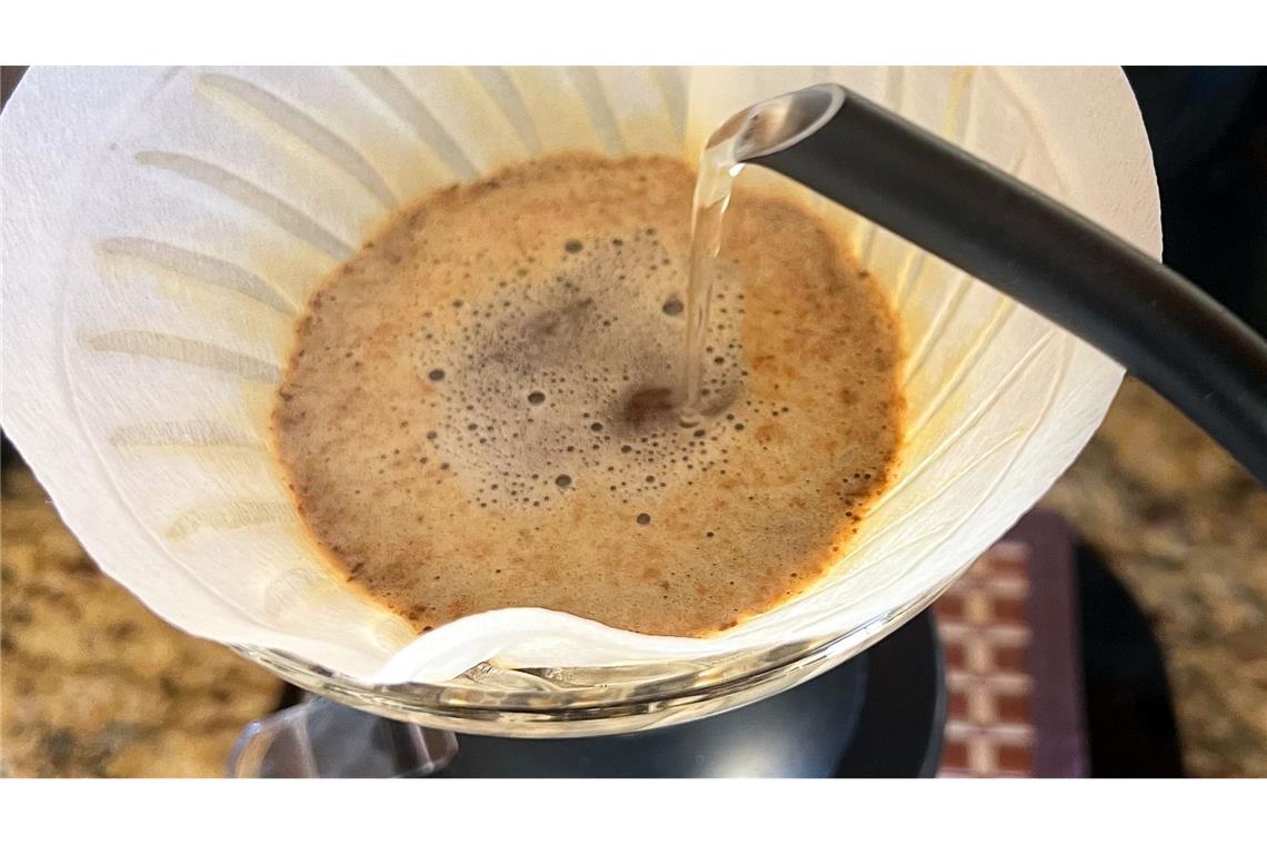 Kaffee zu schwach? Physiker haben Tipps Schwanenhalskocher sind super für einen starken Filterkaffee.