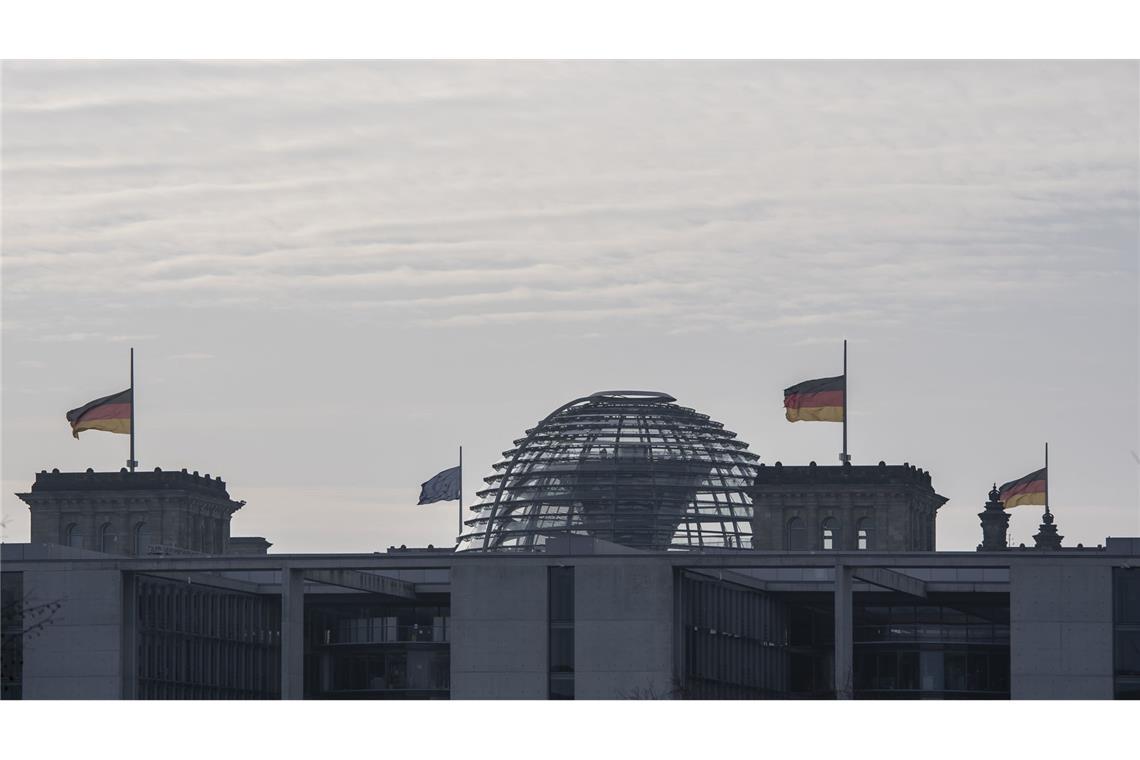 Schwarz-Rot-Gold statt Blau-Gelb am Reichstag (Archiv/Symbol).