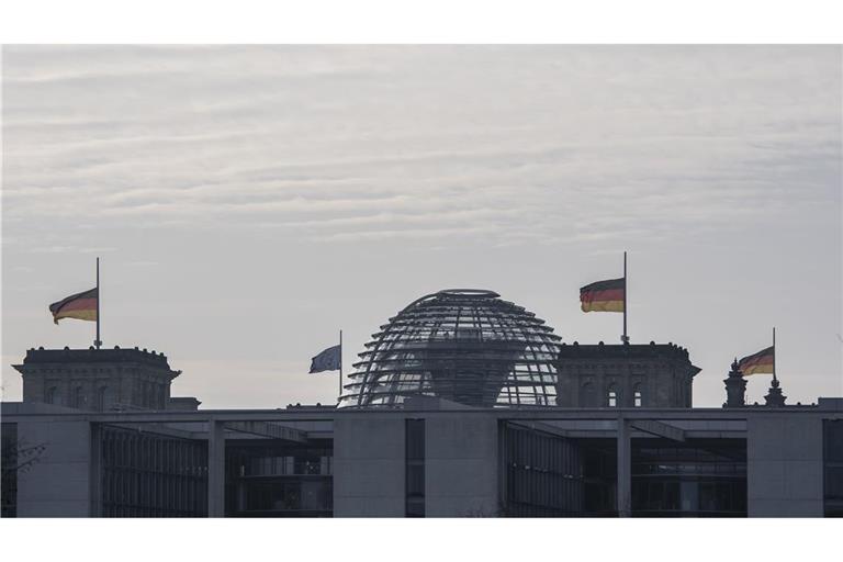 Schwarz-Rot-Gold statt Blau-Gelb am Reichstag (Archiv/Symbol).