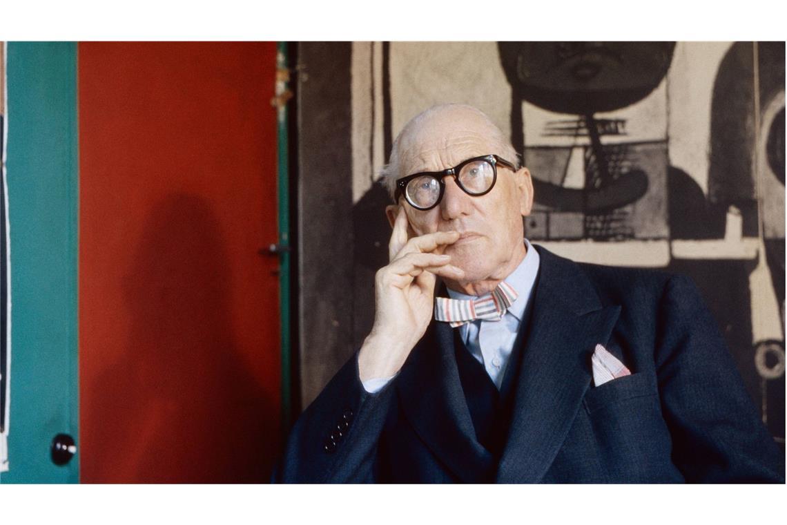 Was ist die Lieblingsfarbe der Architekten? Schwarze Brille, nachtblauer Anzug, pastellfarben gestreifte Fliege – so ließ sich der Architekt Le Corbusier (1887-1965) in seinem Studio, Frankreich in den 1960er Jahren fotografieren.