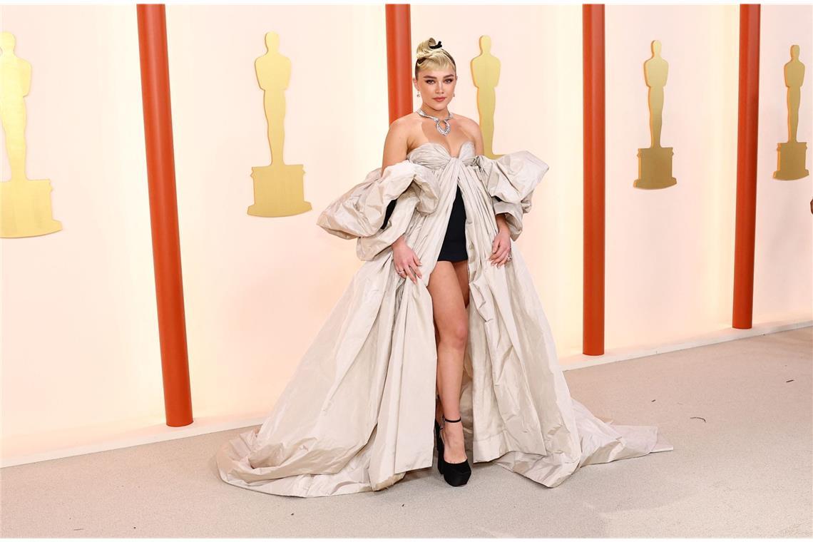 Die schlimmsten Oscar-Kleider aller Zeiten Schwarzer Mikromini trifft beige Stoffmassen – bei Florence Pughs Valentino-Robe passte 2023 nichts so wirklich zusammen.