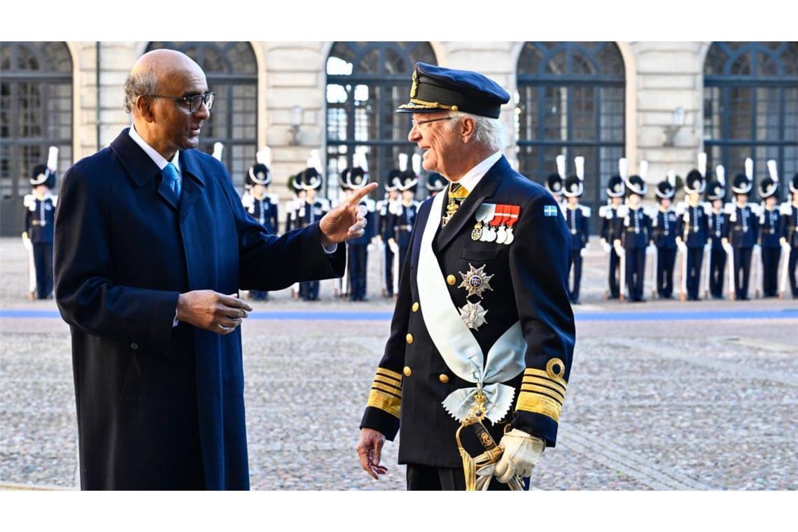 Schwedens König Carl Gustaf (r) empfängt Singapurs Präsidenten Tharman Shanmugaratnam mit einer Ehrenwache.