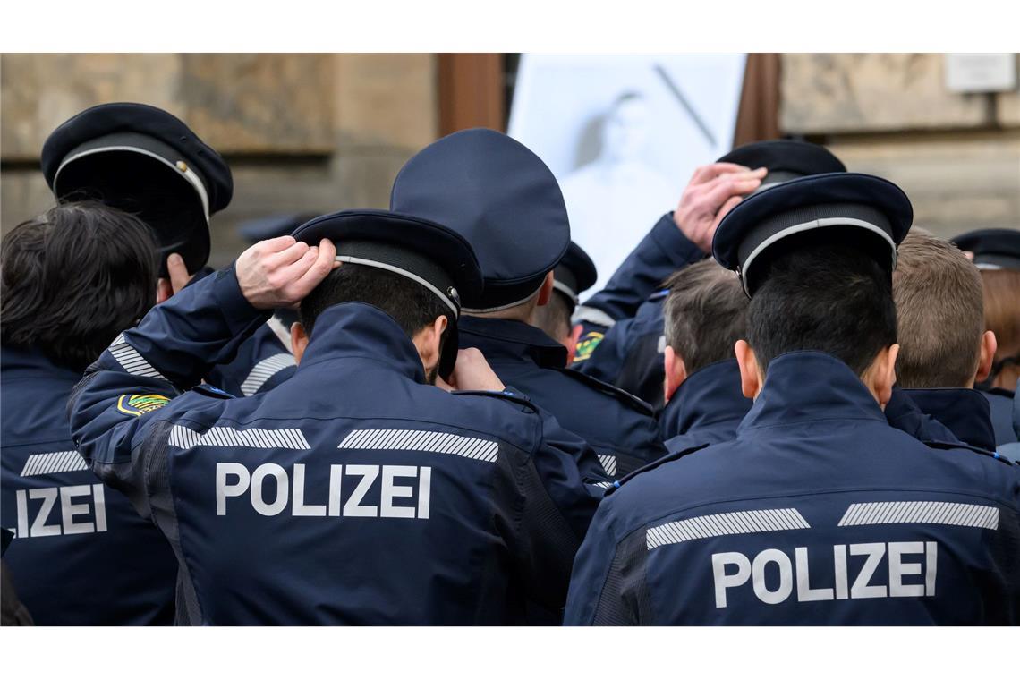 Bilder des Tages Schweigeminute für einen im Einsatz getöteten Polizisten.
