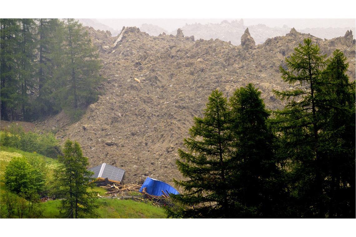 Neue Gefahr im Lötschental: Weitere Menschen evakuiert Schweiz, Wiler: Eine große Lawine mit einem Gemisch aus Eis, Fels, Schnee und Wasser erreicht den Talboden, nachdem der Birchgletscher am Mittwoch, 28. Mai 2025, abgebrochen ist.