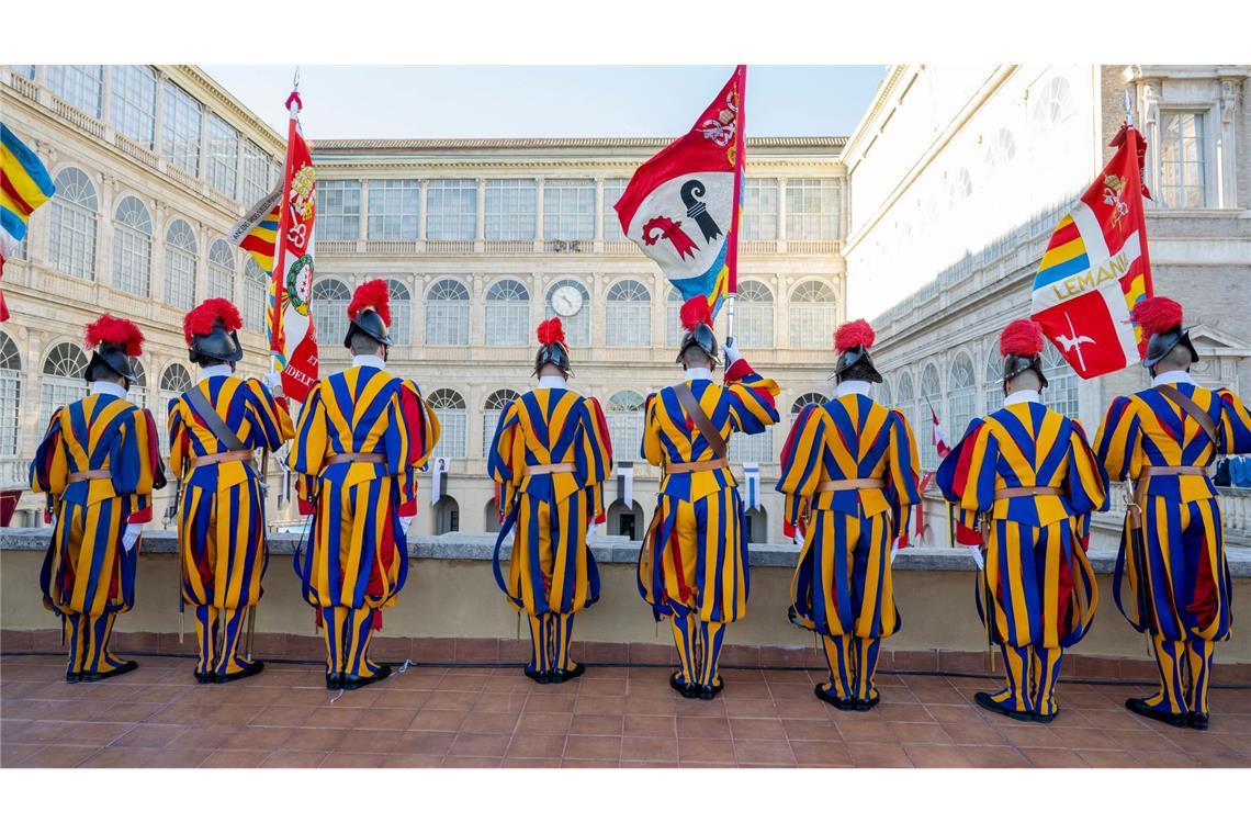 Bilder des Tages Schweizergardisten überwachen den Hof während der Vereidigungszeremonie der Schweizergarde im Damasus-Hof des Apostolischen Palastes im Vatikan.