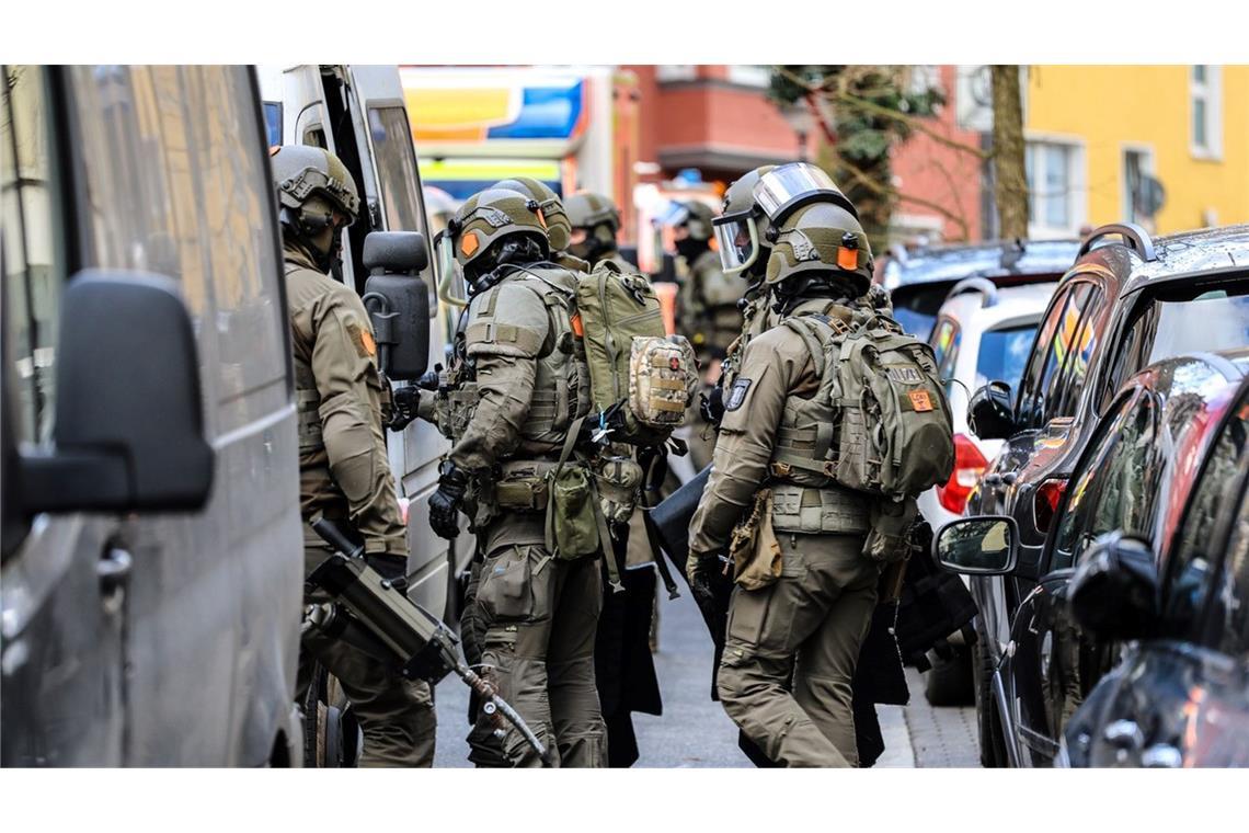 Millionen-Coup vereitelt – "Ausbrecherkönig" gefasst Schwer bewaffnete Sicherheitskräfte im Einsatz bei einer Durchsuchung in Hagen. Die Polizei hat einen Raubüberfall auf ein Werttransportunternehmen vereitelt.