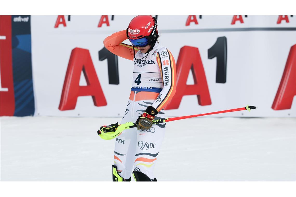 Patzer und Tränen: Deutsches Drama in der Team-Kombination Schwer enttäuscht: Slalom-Ass Lena Dürr nach dem Patzer in der Team-Kombination.