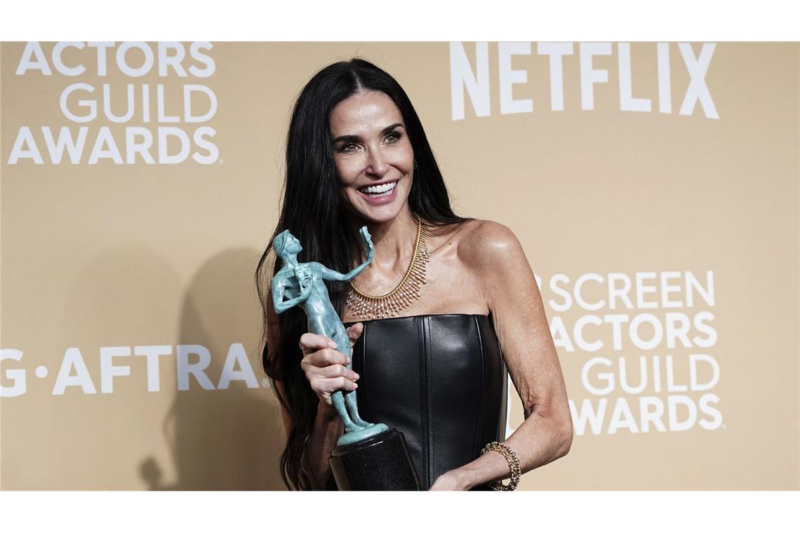 Und als nächstes der Oscar? „Schwer“ sei der kleine Schauspieler, sagt Demi Moore, die jetzt einen SAG Award ihr Eigen nennen darf.