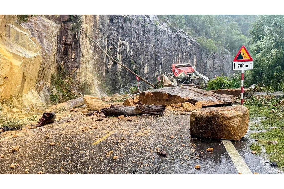 Schwere Felsbrocken und Gestein waren auf den Bus gestürzt.