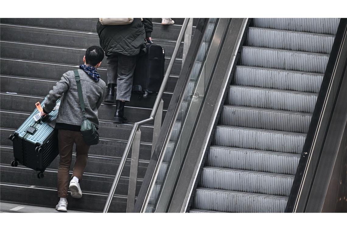 Schwere Lasten werden getragen, ohne Rolltreppe.