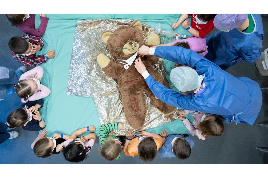 Bilder des Tages Schwere Not - der Teddy liegt auf dem Operationstisch.