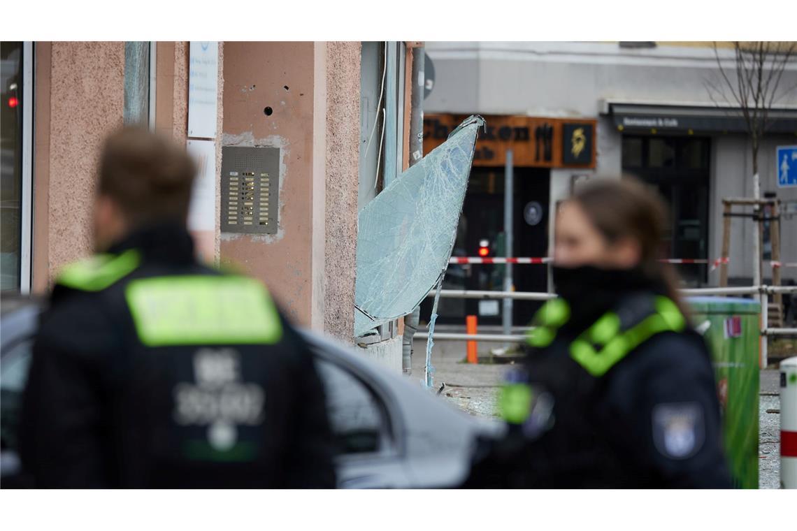 Kugelbomben-Schäden: Rufe nach Konsequenzen werden laut Schwere Schäden sind in Schöneberg zu sehen.