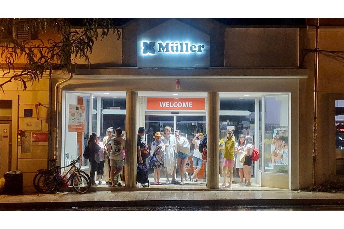 Schwere Gewitter verwüsten beliebte kroatische Ferienregion Schweres Unwetter in Istrien wie hier in Rovinj: Touristen müssen sich vor den starken Winden und Sturzfluten vom Himmel in Gebäuden in Sicherheit bringen.