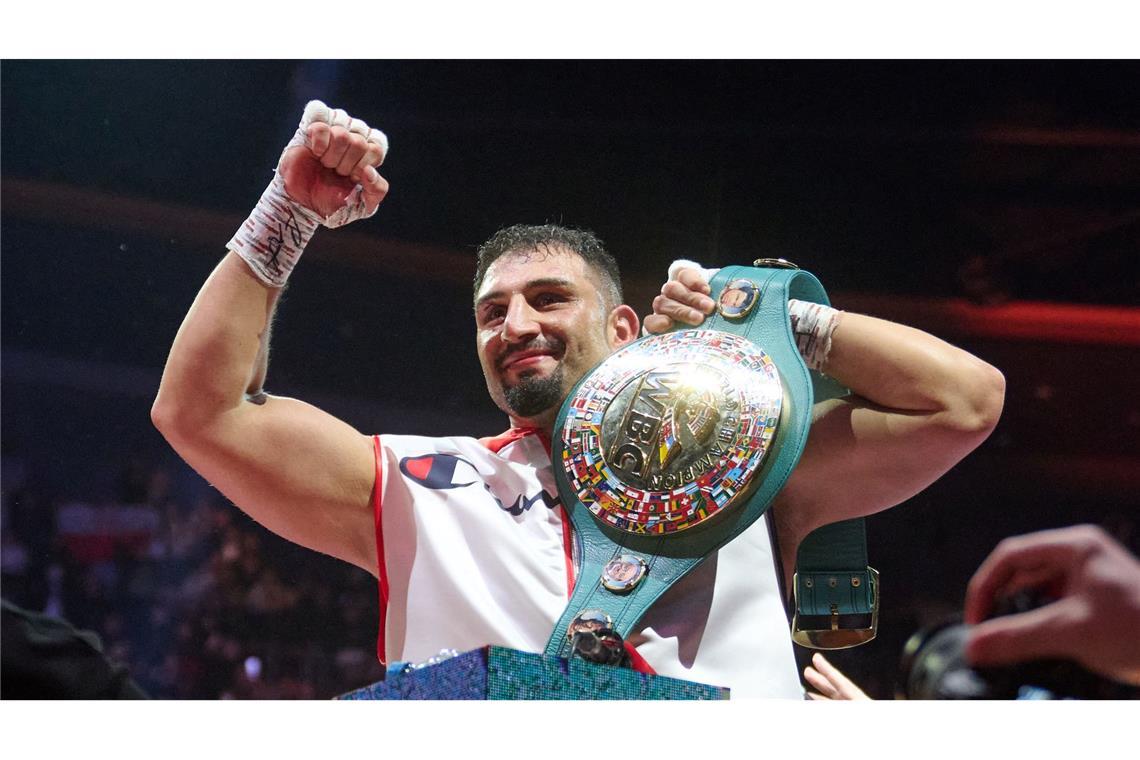 Schwergewichtsboxer Agit Kabayel strahlt als Weltmeister. (Archivbild)