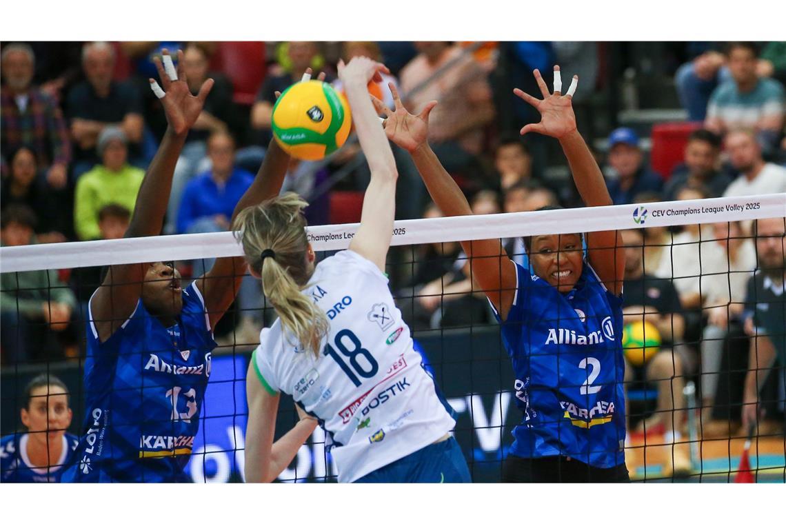 Allianz MTV auf Viertelfinalkurs Schwerstarbeit hatten Krystal Rivers (hinten links) und Breland Morrisette gegen BKS Bielsko-Biala aus Polen zu verrichten.