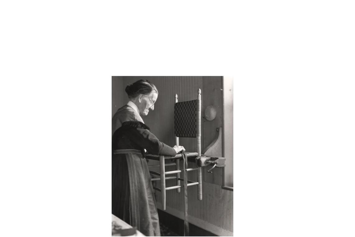 Möbel im Shaker Stil – cooles Design für die Ewigkeit Schwester Sarah Collins beim Weben einer Sitzfläche für einen Stuhl, Mount Lebanon, New York, ca. 1935-36.