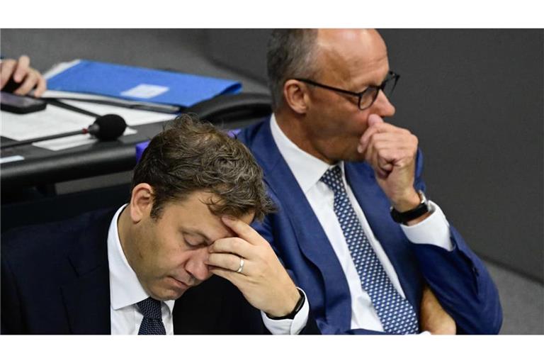 Schwierig alles. Bundesfinanzminister und Vizekanzler Lars Klingbeil (SPD, l.) und Bundeskanzler Friedrich Merz (CDU) im Bundestag.