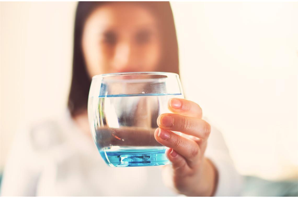 Mehr trinken - 12 praktische Tipps für den Alltag Schwierigkeiten mehr zu trinken? Wir haben für Sie 12 praktische Tipps & Tricks, wie Sie im Alltag mehr Wasser trinken.