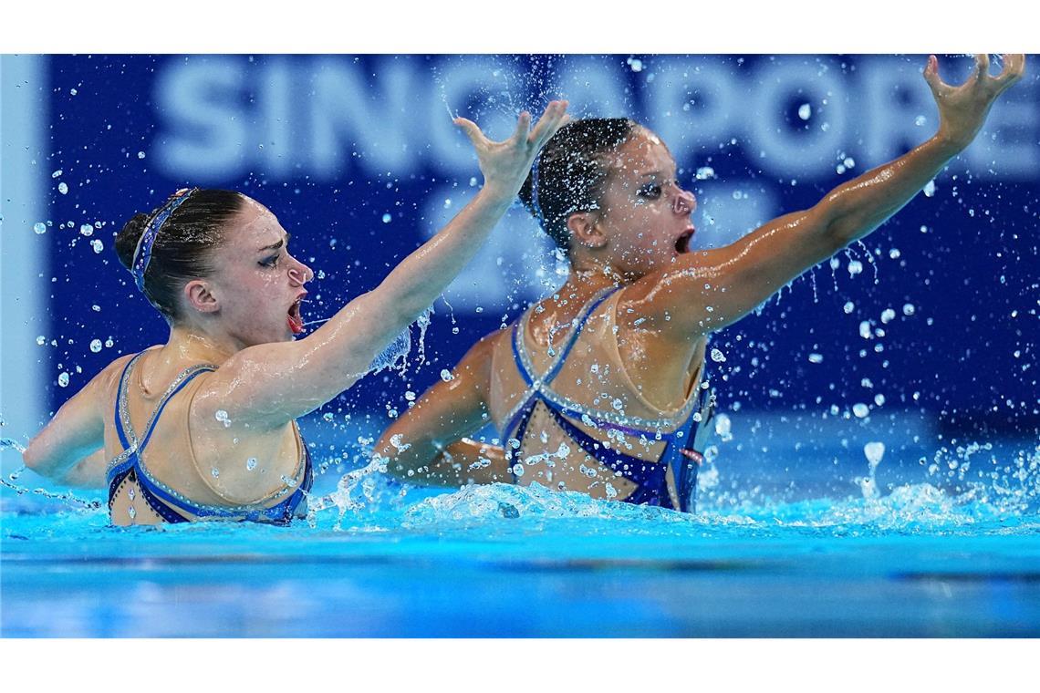 Bilder des Tages Schwimm-WM in Singapur: Klara Bleyer und Amelie Marianne Blumenthal Haz aus Deutschland treten im Duett-Finale im Synchronschwimmen an.