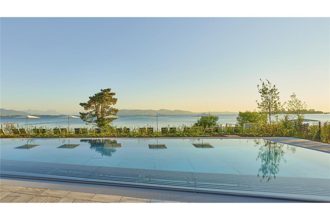 Schwimmbad mit Seeblick: Therme Lindau von 4a Architekten. Eichwaldstraße 16-20, 88131 Lindau am Bodensee. Geöffnet hat die Therme täglich ab 9 Uhr, ebenso das Sport- und Familienbad, mittwochs und freitags ist dort schon ab 6.30 Uhr das Schwimmen möglich.