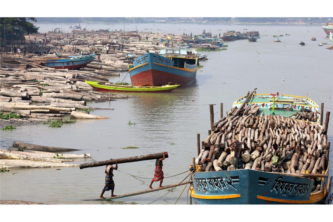 Bilder des Tages Schwimmender Holzmarkt in Bangladesch: Wo 35.000 Menschen Sägeholz produzieren