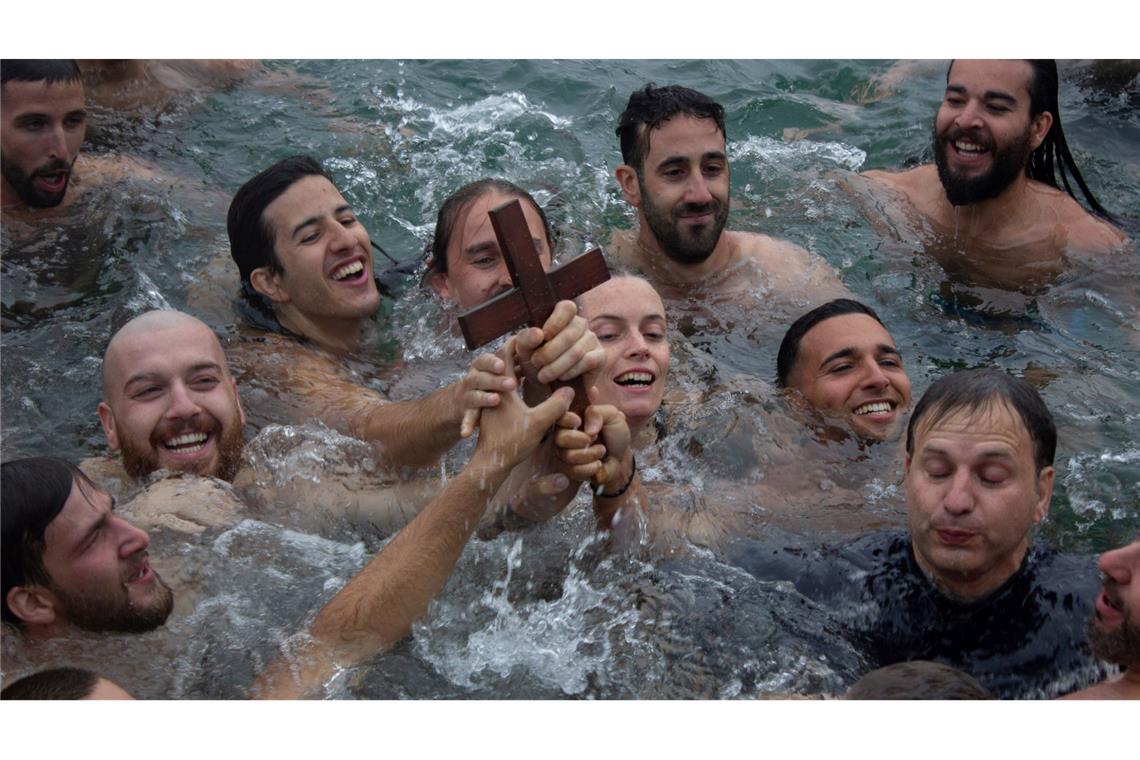 Bilder des Tages Schwimmer holen bei den orthodoxen Feierlichkeiten zur Segnung des Wassers am Princess Pier das "Heilige Kreuz" aus dem Wasser. Derjenige, der es zuerst holt, soll für ein Jahr gesegnet sein.
