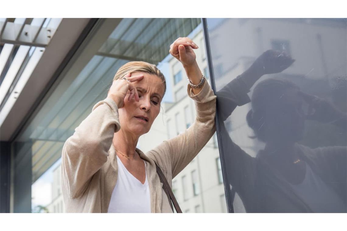 Schwindel kann sich unterschiedlich anfühlen: Manche Menschen haben das Gefühl, es drehe sich alles, andere das Gefühl, auf Watte zu laufen.