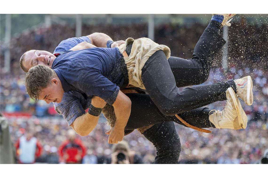 Bilder des Tages Schwingen: Joel Wicki (hinten) und Michael Moser messen ihre Kräfte beim Eidgenössischen Schwing- und Älplerfest in Mollis in der Schweiz.