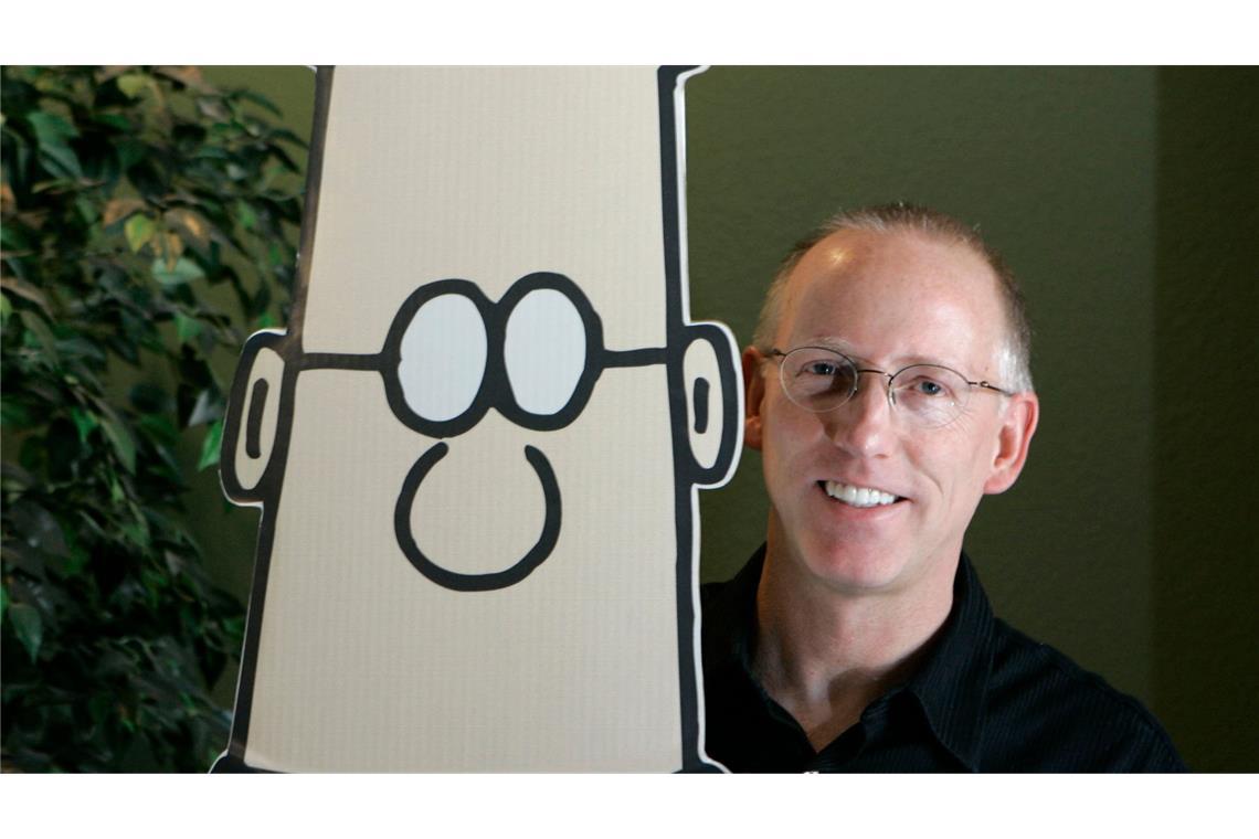 Scott Adams, Schöpfer des Comicstrips Dilbert, steht neben einer Dilbert-Figur. Adams ist im Alter von 68 Jahren in seinem Haus im US-Bundesstaat Kalifornien  gestorben (Archiv).
