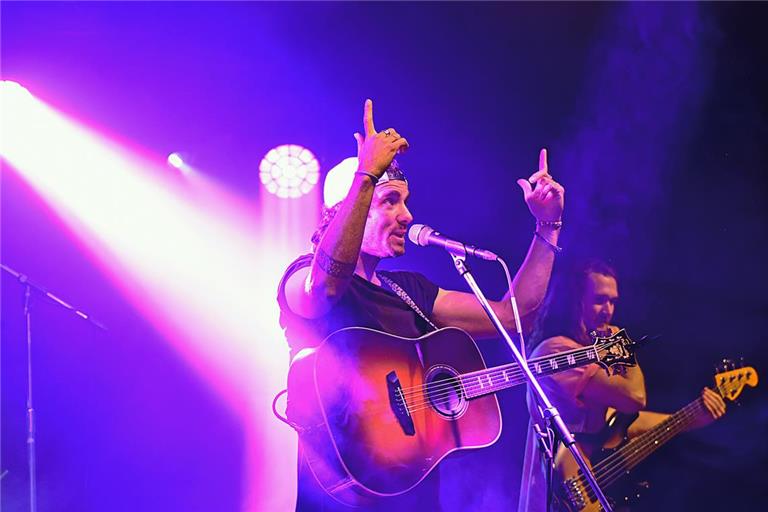 Sean Koch (links) und seine Band heizen auf der Palastbühne im Zelt mit balladesken und rockigen Songs ein. Foto: Tobias Sellmaier