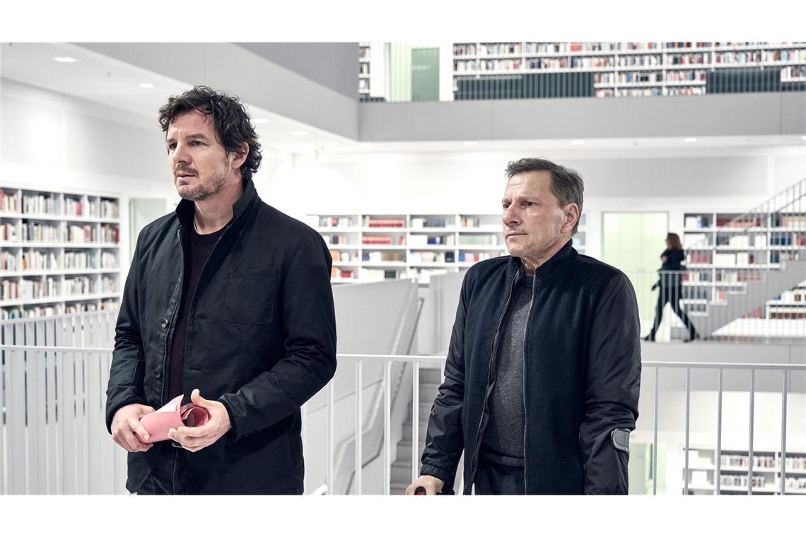 „Lass sie gehen“: Wie war der neue „Tatort“ aus Stuttgart? Sebastian Bootz (Felix Klare, l.) und Thorsten Lannert (Richy Müller) führt ein älterer Fall in die Stuttgarter Stadtbibliothek.