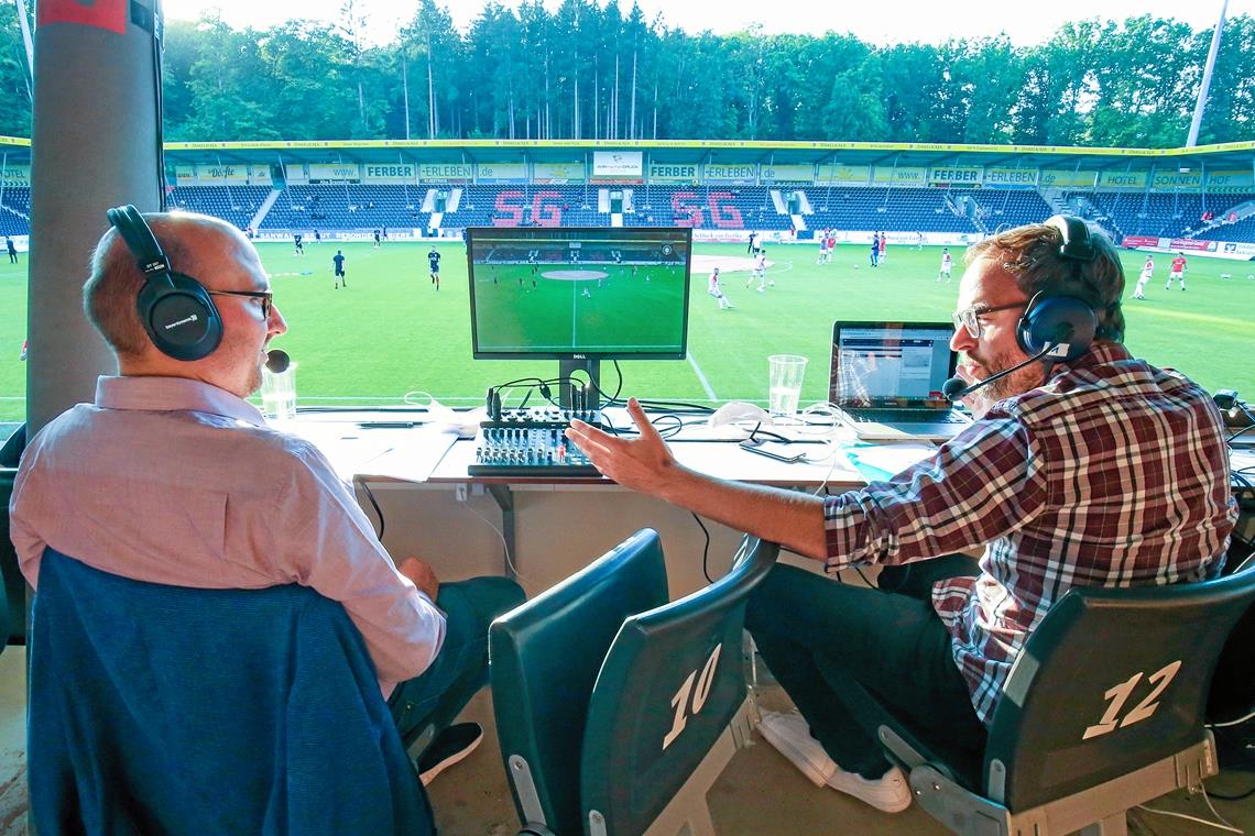 Sebastian Gehring (links) und Philipp Mergenthaler haben den ersten Regionalliga-Livestream der SG kommentiert. Foto: A. Becher