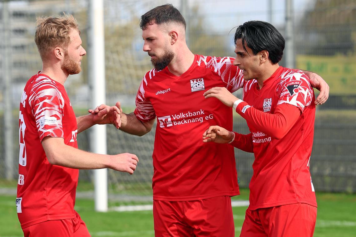 TSG Backnang steuert weiterhin direkten Kurs in Richtung Ligaverbleib Sebastian Gleißner, Elfmeterschütze Gentian Lekaj und Doppelpacker Flavio Santoro (von links) jubeln. Die TSG Backnang hat sich mit dem 4:2-Erfolg im siebten Punktspiel des Jahres nun schon zum fünften Mal die vollen drei Punkte gesichert. Foto: Alexander Hornauer