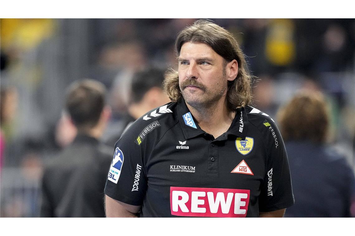 Die 18 Trainer im Fokus der neuen Handball-Bundesliga-Saison Sebastian Hinze (ThSV Eisenach, 46 Jahre alt): Der gebürtige Wuppertaler führte den Bergischen HC 2013 erstmals in die Bundesliga, nach dem direkten Abstieg auch 2015 wieder zurück und etablierte den Klub dort dauerhaft. Ab 2022 sorgte er bei den Rhein-Neckar Löwen für Furore, gewann gleich den DHB-Pokal und führte das Team in Europa bis ins Halbfinale. Seit 2025 steht er nun in Eisenach an der Seitenlinie und will mit dem Aufsteiger das nächste Handball-Märchen schreiben.
