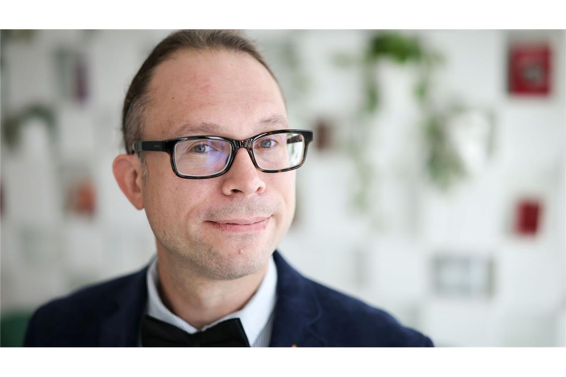 Sebastian Ocklenburg, Biopsychologe an der MSH Medical School Hamburg, entlarvt Mythen über Linkshänder.