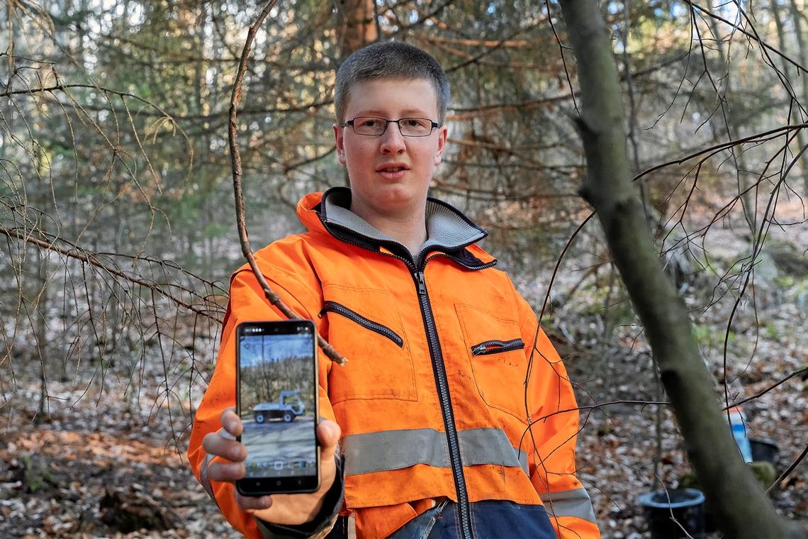 Im Wald auf Müllsammeltour Sebastian Warmer zeigt einen Kleinlaster, der mit Sammelgut gefüllt ist.