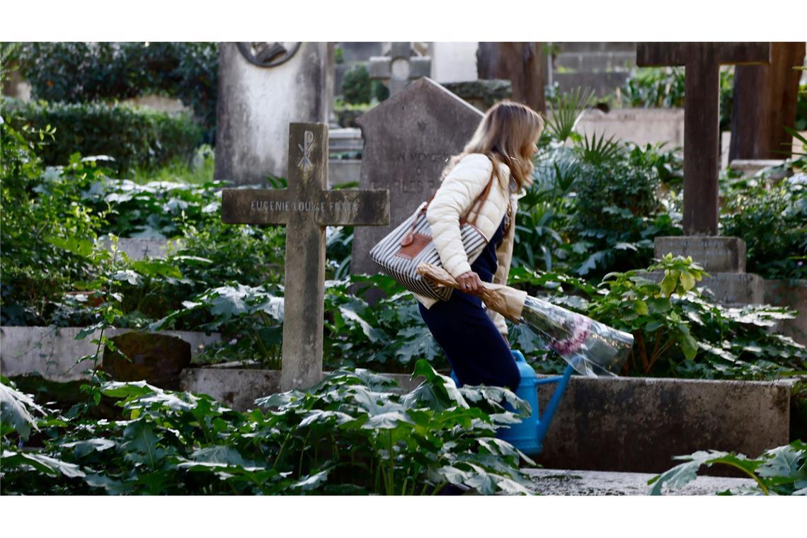 Sechs Beschäftigte des Mailänder Bestattungsamtes sollen Schmuck von Leichen entwendet haben. (Archivbild)