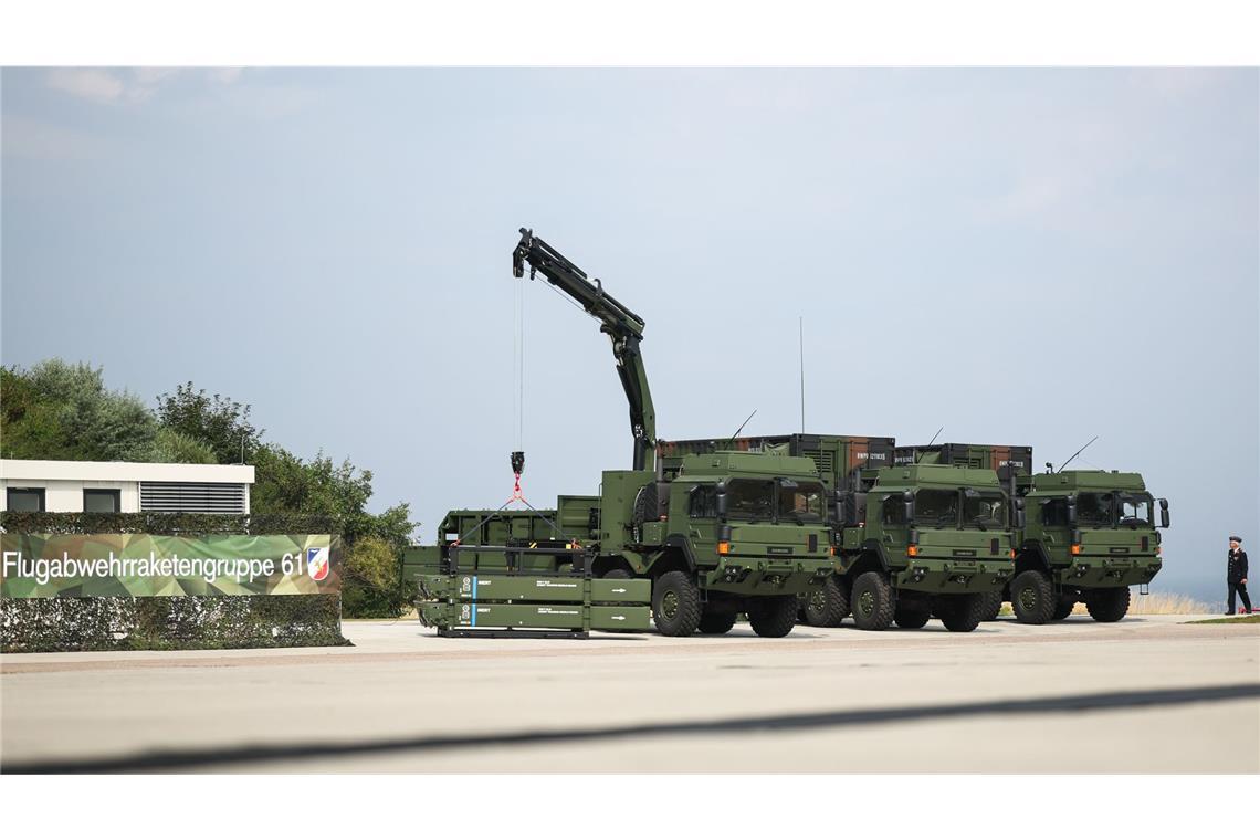 Ermittler prüfen russische Spur nach Anschlag auf Bundeswehr Sechs Bundeswehr-Fahrzeuge sind am Samstagabend in Erfurt in Brand geraten (Symbolbild).