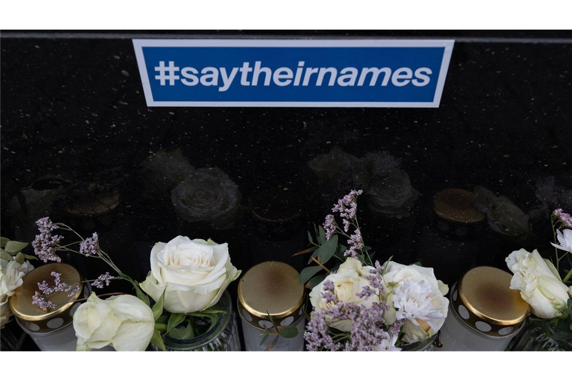 Sechs Jahre nach dem rassistischen Anschlag in Hanau haben Angehörige an die neun ermordeten Opfer erinnert (Archivfoto).