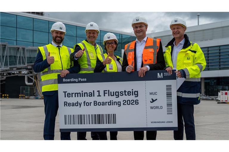 Sechs Millionen Passagiere im Jahr entsprechen etwa den Fluggastzahlen des Flughafens Hannover, wie Finanzminister Albert Füracker (in orange) sagt