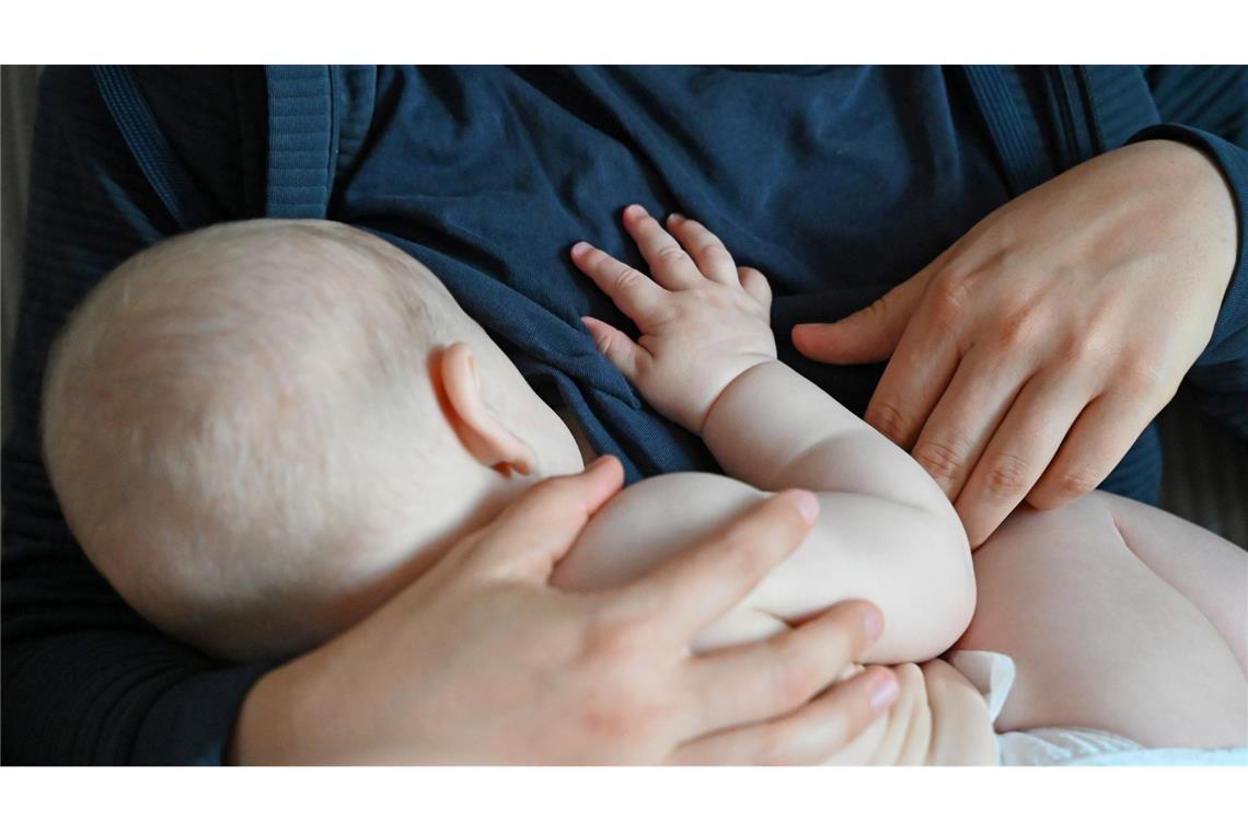 Sechs Monate ausschließlich stillen - diese Empfehlung der Weltgesundheitsorganisation (WHO) zur Ernährung von Babys gilt nun auch in Deutschland. (Symbolbild)