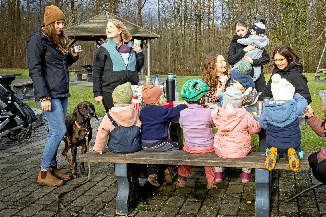 Sechs von acht Waldfeen und ihre Minifeen auf dem Plattenwaldspielplatz in Backnang: Die Krabbelgruppe hat seit der Gründung 2023 viel Zuwachs bekommen. Foto: Alexander Becher