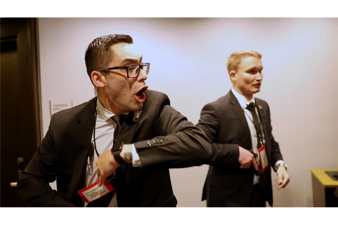 Secret Service Agenten reagieren während des White House Correspondents' Dinner in Washington auf einen Vorfall.