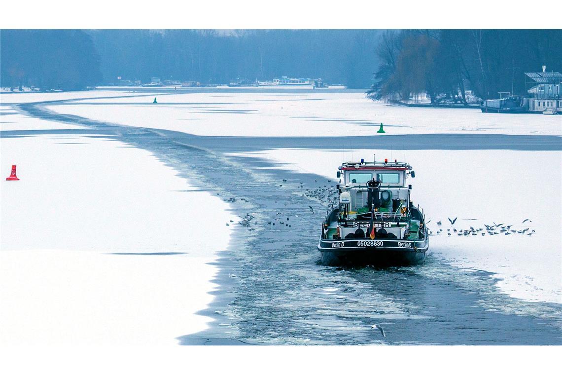 „Seeotter“ im Einsatz: Eisbrecher durchquert gefrorene Spree bei Rummelsburger Bucht in Berlin.