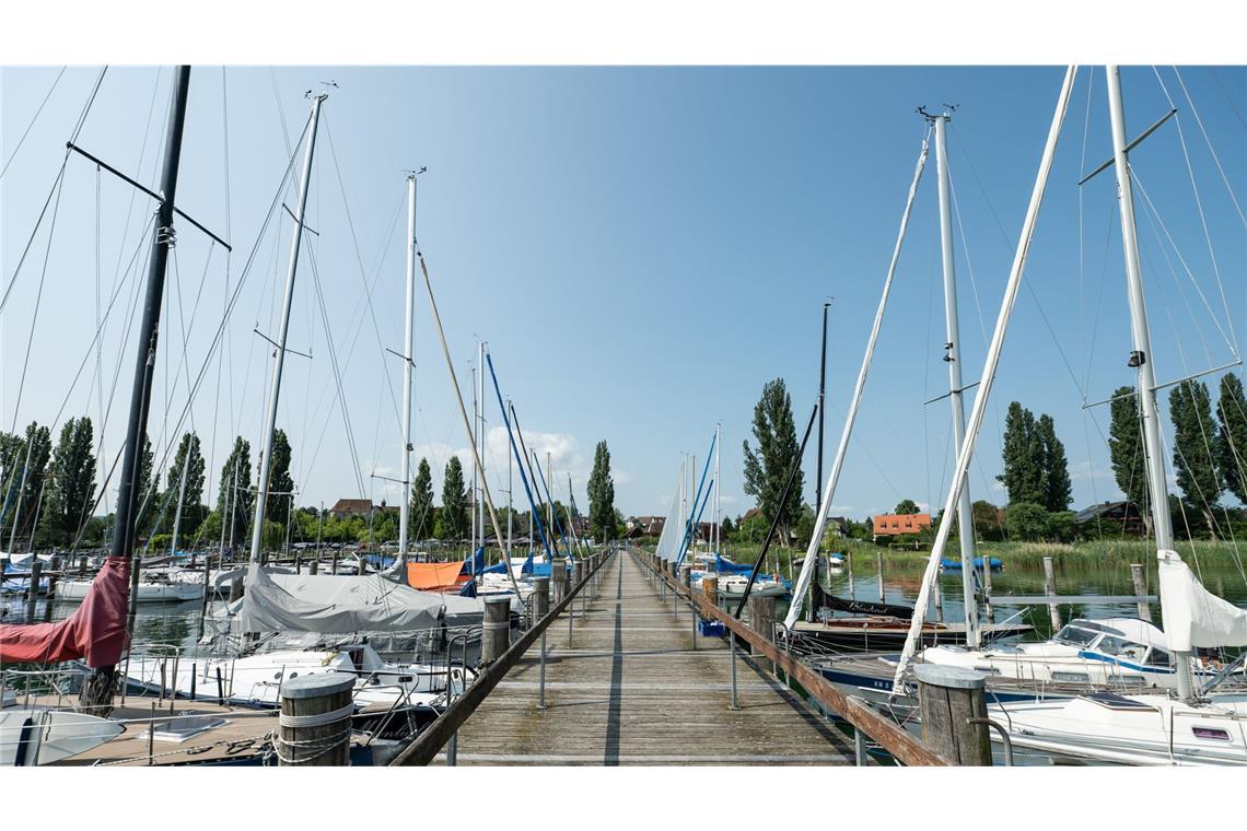 Missglückter Bootstransport: Weiter nur ein Gleis befahrbar Segelboote liegen an einem Steg am Bodensee: Der Zugverkehr zwischen Radolfzell und Konstanz bleibt nach einem Unfall an der Oberleitung etwas länger eingeschränkt als gedacht (Symbolfoto).