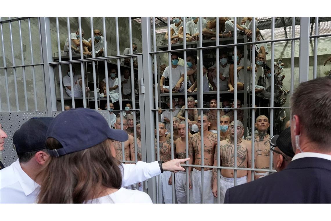 Bilder des Tages Sehr viele Menschen in einem Käfig - US-Heimatschutzministerin Kristi Noem schaut sich den Terror-Knast in El Salvador an. Die USA hatten eine Gruppe Häftlinge abgeschoben, die angeblich alle einer Gang angehören sollen.