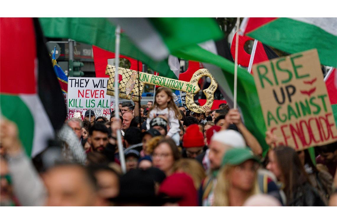 Rekordzahl gegen Gaza-Krieg auf der Straße Sehr viele Transparente erhoben den Vorwurf des "Völkermords", den Israel strikt zurückweist.